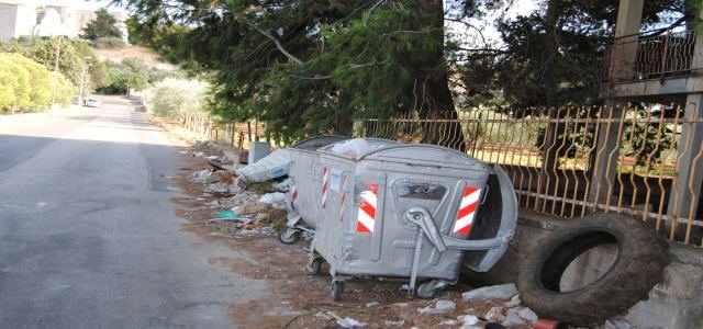 Via_Deledda_coi_rifiuti_picnik