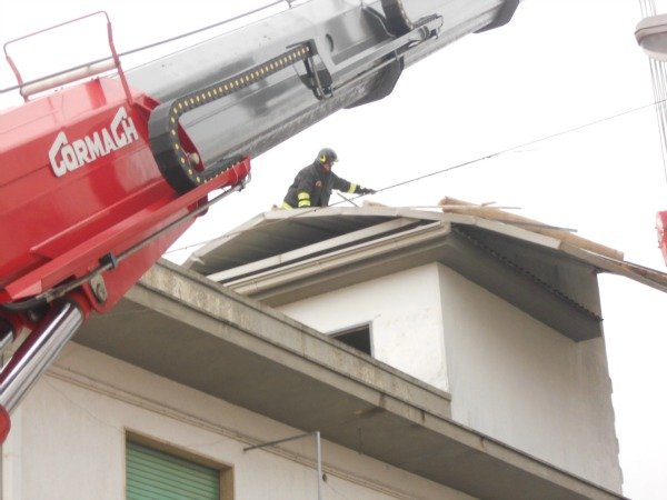 tettoia con vigili del fuoco 2