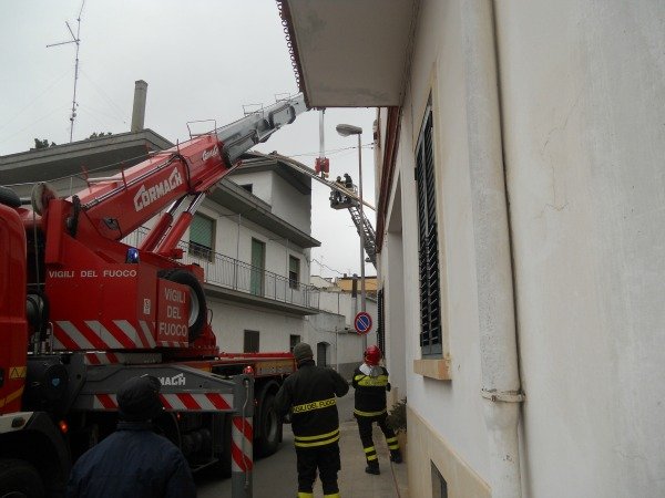 tettoia con vigili del fuoco 3