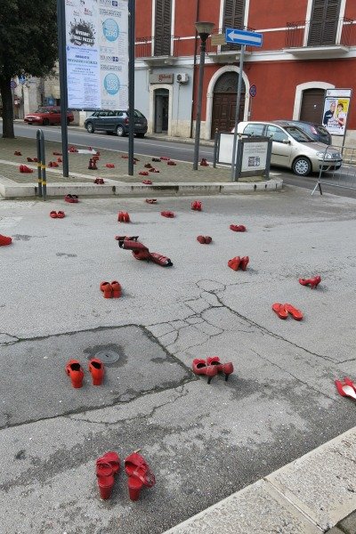 scarpe rosse 8 marzo