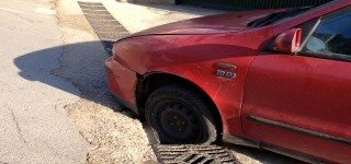 auto caduta nella griglia piccola