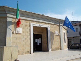 sala consiliare con bandiere