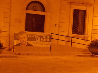 piazza moro con striscione